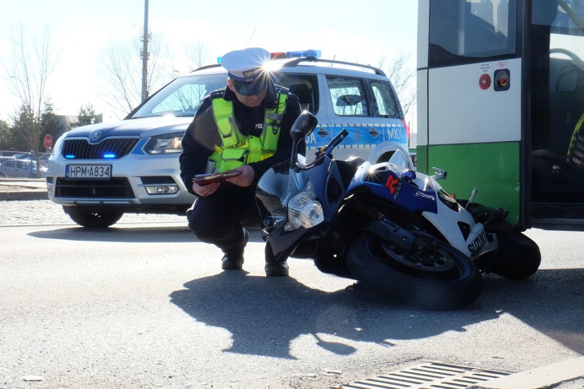 Wypadek motocyklisty przy ul. 42 Pułku Piechoty w...