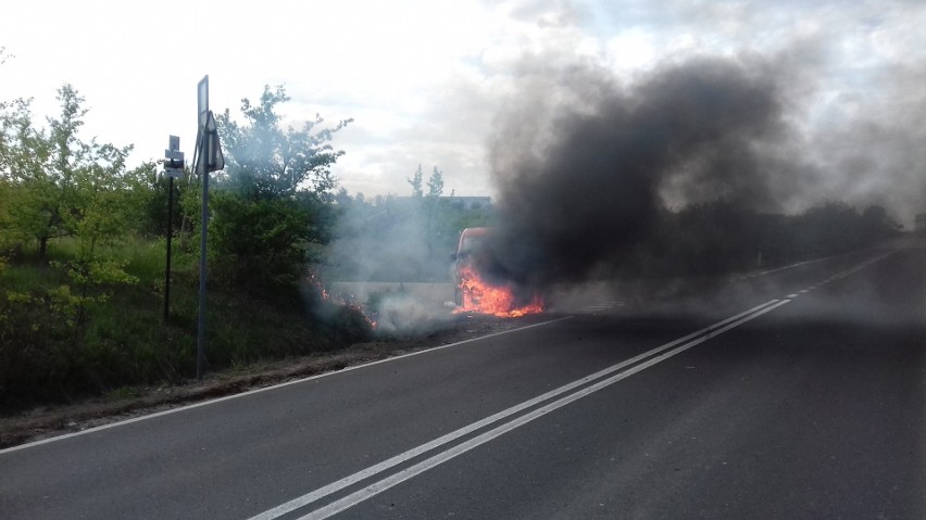 Pożar samochodu niedaleko autostrady A4. Kierowcy nic się nie stało [ZDJĘCIA]