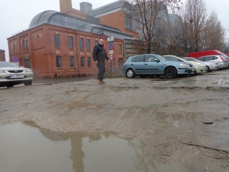 Przez parking po deszczu suchą nogą się nie przejdzie.