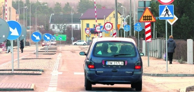 Ulica Metalowców w Skarżysku po kilku miesiącach znów jest przejezdna. Kierowcy zachodzą w głowę, po co było stawiać tyle znaków.