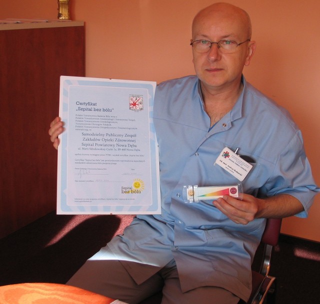 Dr Andrzej Bednarski, kierownik bloku operacyjnego w Szpitalu Powiatowym w Nowej Dębie, pokazuje certyfikat oraz miarkę, za pomocą której pacjenci określają skalę swojego bólu.