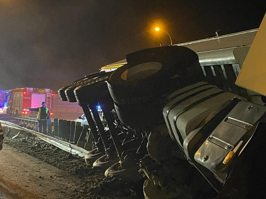 Pelplin. Niebezpieczny wypadek na A1. Ciężarówka utknęła w...