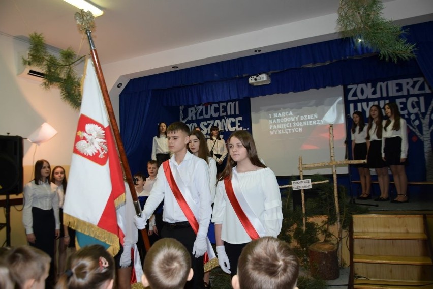Pamięci Żołnierzy Wyklętych w gminie Mirzec. Był program artystyczny, koncert pieśni i wspomnienia o bohaterach. Zobacz zdjęcia