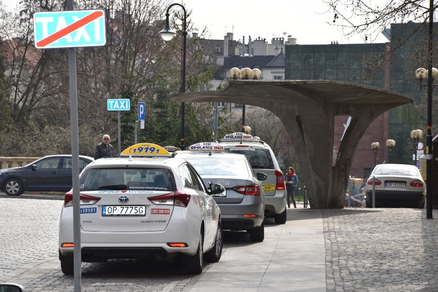 Taksówkarze z Opola złożyli petycję u wojewody opolskiego.