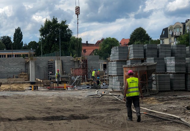 Jadąc al. Konstytucji 3 Maja w Zielonej Górze w pobliżu CKZiU nr 3 "Ekonomik" widać ogrodzony teren oraz dwa wysokie żurawie. Jaka inwestycja jest realizowana w tym miejscu? Okazuje się, że to EBF Development stawia tutaj wieloklatkowy dom mieszkalny. - W ramach zorganizowanego przetargu firma zakupiła działkę przy ul. Długiej już dawno, jakieś 7-8 lat temu. Skorzystał na tym budżet miasta, bowiem jej cena wyniosła ok. 3,1 mln zł - tłumaczy wiceprezydent Dariusz Lesicki. - Dotychczas plac stał pusty, ale teraz cały ten teren zostanie ładnie zagospodarowany. Powstanie tutaj budynek o wysokości porównywalnej z hotelem Ruben, który znajduje się w pobliżu. Parkingi zlokalizowane będą na zewnątrz oraz pod obiektem. Według mojej wiedzy inwestycja będzie realizowana etapami - twierdzi Lesicki.Wideo: Przelot nad Zieloną Górą. Nagranie Czytelnika Łukasza Szewczyka