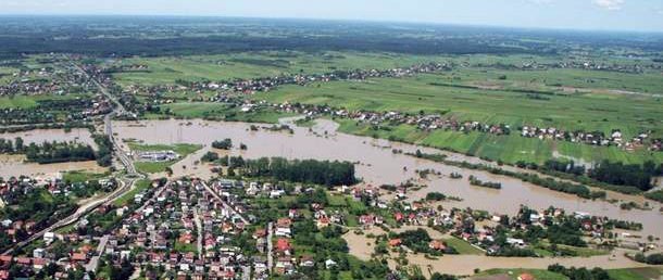 Mielec walczy z wielką wodą. Trudna sytuacja jest na Wisłoce, w która zalała lub podtopiła mieszkańców Mielca oraz gmin Przecław, Borowa i Gawłuszowice.