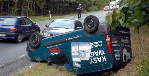 Samochód marki Renault Kangoo dachował. Do wypadku doszło około siódmej rano.