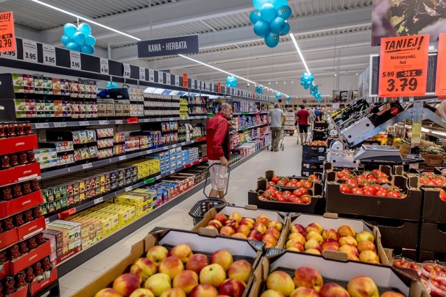 Sprawdziliśmy, jakie są zarobki w Lidlu i na jakie dodatki do pensji mogą liczyć pracownicy jednej z największych sieci sklepów w Polsce. Lidl ma w naszym kraju ponad 670 sklepów, w których zatrudnia ok. 17 tys. pracowników. - Poziom wynagrodzenia różni się w zależności od lokalizacji sklepu oraz związanych z nią kosztów życia (duże/małe miasto), a nie od regionu. To znaczy, że w dużych miastach, gdzie koszty życia są wyższe, pracownicy mają adekwatnie wyższe wynagrodzenia – wyjaśnia Aleksandra Robaszkiewicz, Communications Manager Lidl Polska. Przejdź do następnego zdjęcia i przeczytaj, ile zarabiają pracownicy sklepów. Zobacz też: Ile zarabia się w Lidlu? Pensje pracowników należą do jednych z największych w branży spożywczejZobacz też: Zarobki w służbach mundurowych 2019. Ile zarabiają żołnierze zawodowi, policjanci, strażacy, służba więzienna, ABW, CBA