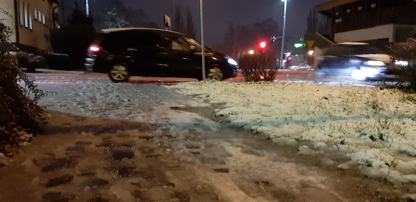 Uwaga, mieszkańcy Koszalina. Ślisko na drogach i chodnikach [zdjęcia]