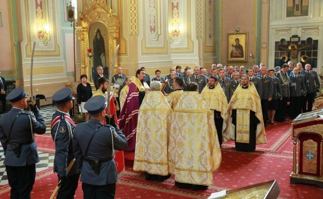 Na co dzień to funkcjonariusze i pracownicy Policji troszczą się o bezpieczeństwo obywateli. Ale także oni potrzebują wsparcia. Spotkania z ks. Andrzejem i innymi kapelanami to okazja do pracy nad własnym wnętrzem i pogłębiania wrażliwości, która w służbie jest niezbędna. &#8222;Tylko człowiek o rzetelnej wiedzy i głębokiej wrażliwości może nieść pomoc innym. Mało kto obcuje z ludzką tragedią tak często, jak policjanci&#8221; - dodaje ks. Andrzej.