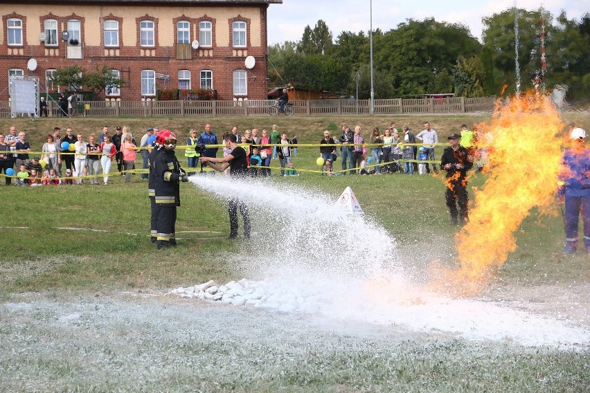 Gaszenie płonącego gazu tzw. średnią pianą.