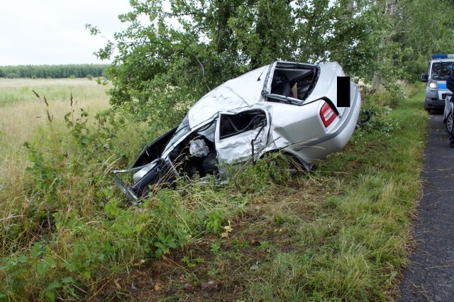 Do wypadku doszło dzisiaj rano (piątek, 13.07) między Charnowem a Gałęzinowem. Ze wstępnych ustaleń policji wynika, że kierowca nie dostosował prędkości do warunków panujących na drodze. Prawdopodobnie ze zbyt dużą prędkością chciał pokonać łuk drogi, wjechał na pobocze, uderzył w drzewo, dwa razy dachował i jego auto zatrzymało się na drzewie. Kierowcę do szpitala zabrało pogotowie. 