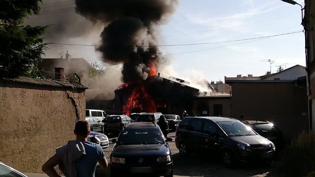 Groźny pożar warsztatu samochodowego przy ulicy Lechickiej w Koszalinie strawił budynek wraz z wyposażeniem i znajdującymi się w środku pojazdami. Sygnał po pożarze przy Lechickiej koszalińscy strażacy otrzymali o godzinie 16:40 w środę. Płonął warsztat samochodowy. Pożar rozprzestrzeniał się bardzo szybko, ale pracownicy warsztaty zdołali wyjść. Nikomu nic się nie stało. Straty będą jednak poważne. Ogień zniszczył budynek wraz z wyposażeniem oraz trzy samochody osobowe, które znajdowały się w środku. Pożar gasi pięć zastępów straży pożarnej. Ustaleniem przyczyn pożaru zajmie się biegły z zakresu pożarnictwa. Zobacz także: Koszalin: Pożar wagonów na bocznicy kolejowej