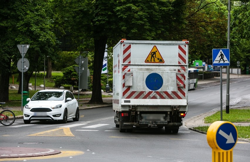 Budowa Węzła Łękno w Szczecinie. Zmiany w organizacji ruchu. Uwaga! Jeden kierunek na ul. Słowackiego