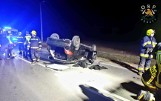 Boguty-Pianki. Wypadek na drodze wojewódzkiej nr 490 w kierunku Ciechanowca. Samochód dachował