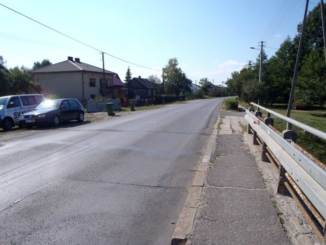 Droga wojewódzka w zaklikowskiej gminie przed remontem.
