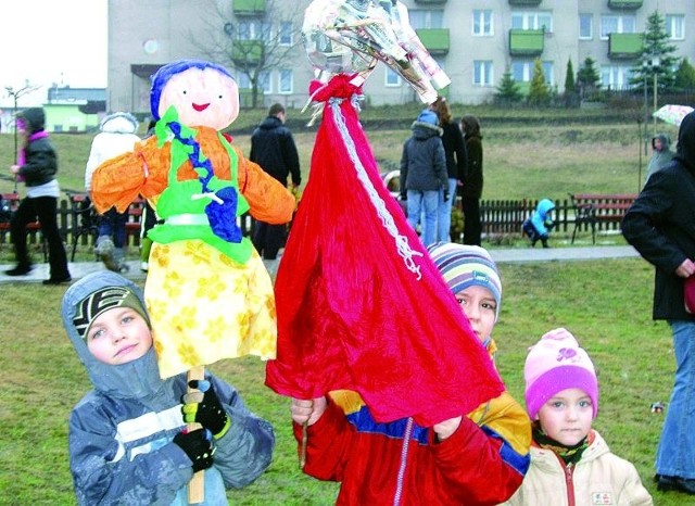 Przygotowane wcześniej marzanny dzieci topiły wczoraj podczas imprezy na suwalskim "Kaczym Dołku&#8221;