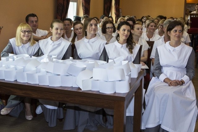 Pielęgniarki w swoich tradycyjnych strojach z 1880 roku. Od lewej: Agnieszka Sitek, która uszyła stroje, Paulina Ziemiak, Anna Ćwikło, Karolina Włosowicz i Marta Kocela.