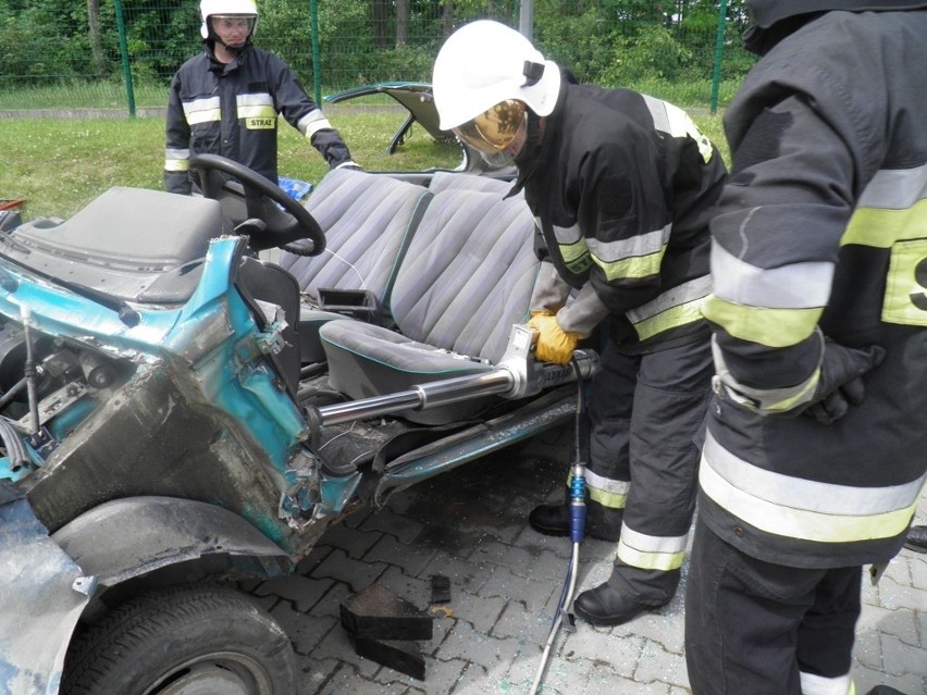 Strażacy z powiatu pińczowskiego ćwiczyli działanie w przypadku wypadku samochodowego
