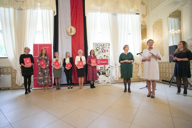 W tym roku odznaczeniami państwowymi zostało uhonorowanych 5 nauczycieli, 19 otrzymało najwyższe odznaczenie Komisji Edukacji Narodowej, 3 osoby otrzymały nagrodę ministra, 14 osób nagrodę kuratora a 50 osób zostało wyróżnionych nagrodą Prezydent Miasta Słupska. Dwie osoby otrzymały także tytuł Nauczyciela Roku.