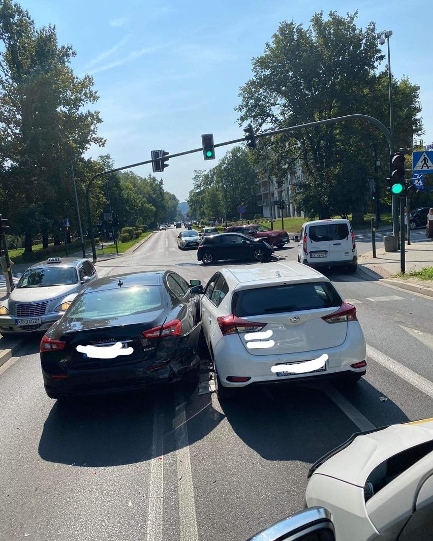 Wypadek w Krakowie. Zderzenie trzech samochodów na skrzyżowaniu Piastowskiej i Lea