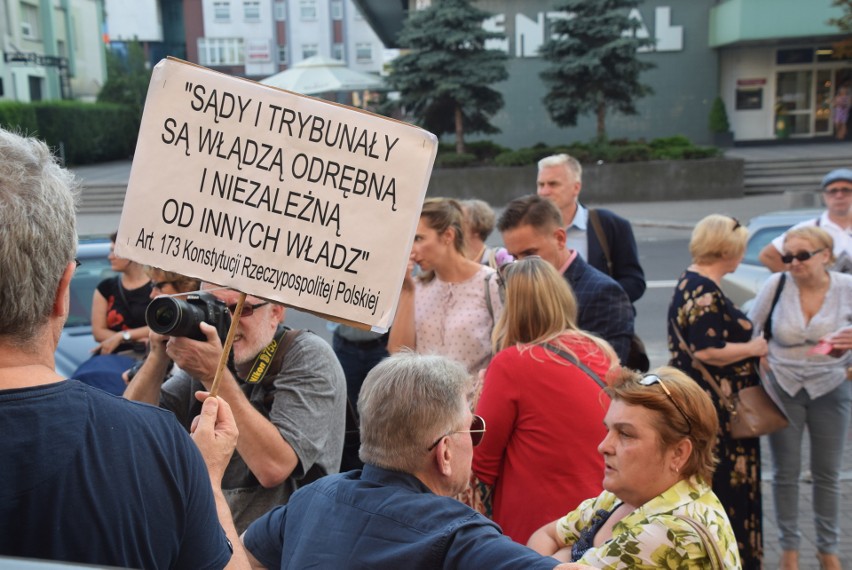 Protest KOD Podlaskie przed sądem w Białymstoku przeciwko zmianom w sądownictwie
