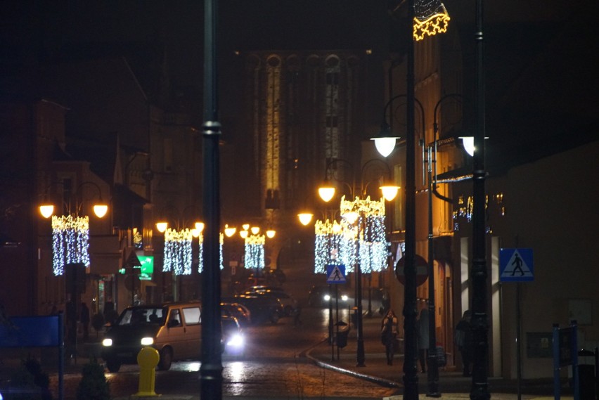 Świąteczne iluminacje rozświetlają ulice Sławna. Dekoracje...