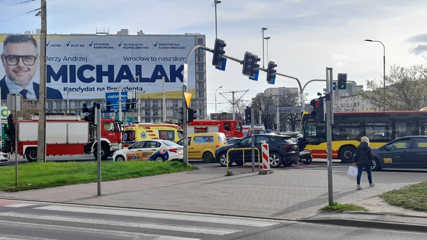 W czwartek (27 marca) we Wrocławiu doszło do wypadku na FAT....