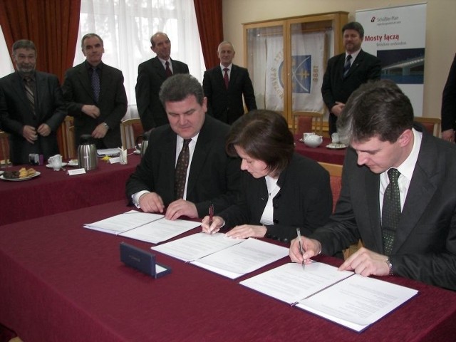 Umowę podpisali marszałkowie województw świętokrzyskiego i podkarpackiego Adam Jarubas i Zygmunt Cholewiński  oraz Bożena Gałecka-Pudlak, przedstawiciel wykonawcy, konsorcjum Schussler.