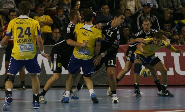 Skutecznością w ostatnim meczu Bjerringbro-Silkeborga błysnął środkowy rozgrywający reprezentacji Danii, Rasmus Lauge Schmid (na zdjęciu w środku, z numerem 11), który zdobył 10 bramek.