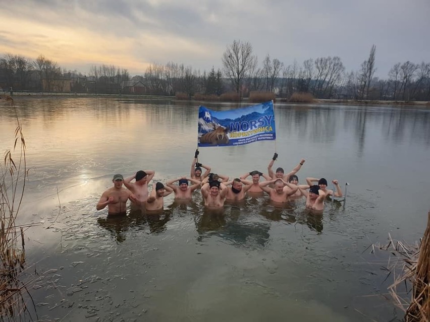 Śmiałkowie morsują od listopada do kwietnia, w każdą...