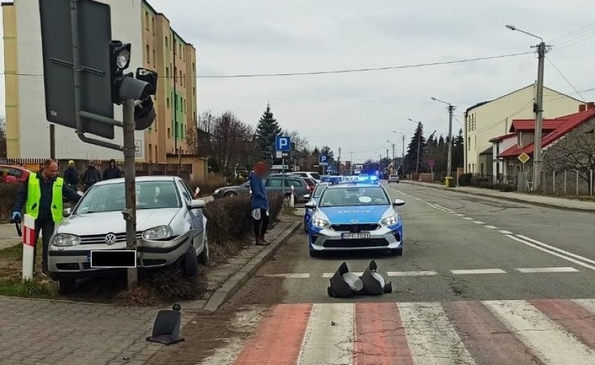 Łódzkie: Pijany kierowca wiozący 9-latkę uderzył w sygnalizator świetlny! Jechał do konkubiny ZDJĘCIA
