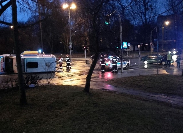 Zderzenie karetki i samochodu osobowego na Legionów w Gdyni 30.01.2018