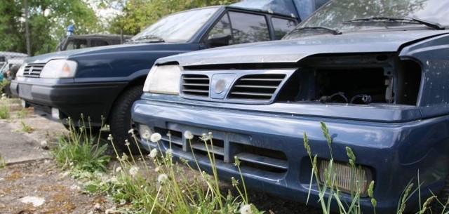 W poniedziałek 11 maja na policyjny parking przy Hajnowskiej przyszło wielu chętnych. Jedni szukali, sprawdzali, oglądali. Inni od razu szli na aukcje i kupowali jak leci.