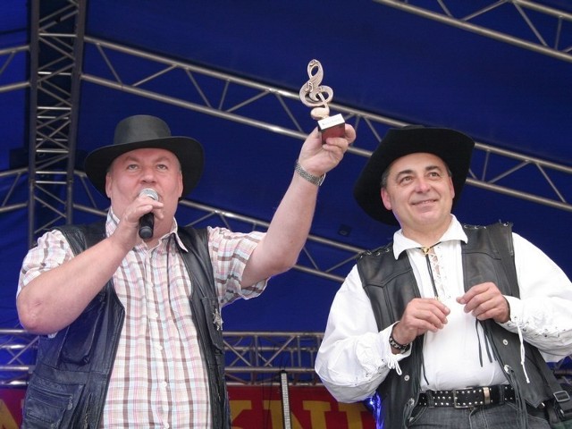Dariusz Stępień (po prawej) z DJ Bogdanem Ceglarkiem na XI Festiwalu Country.
