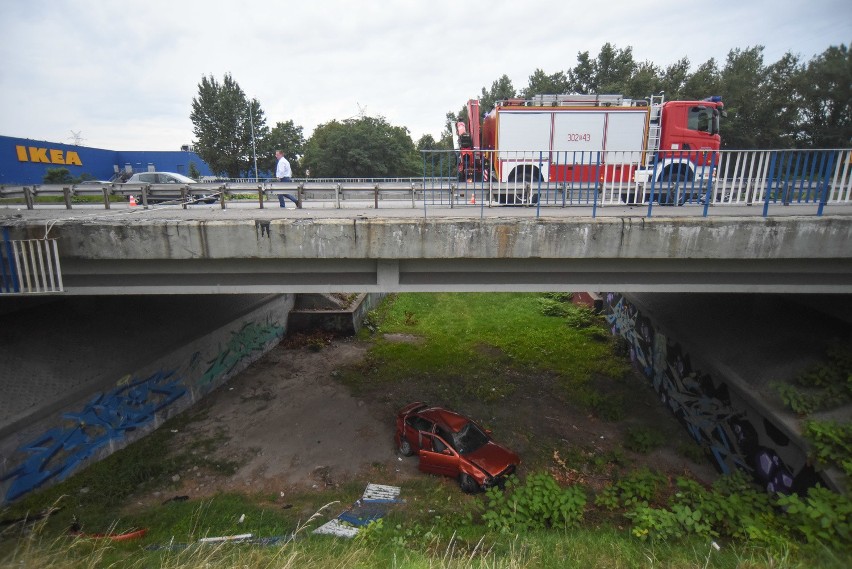 Samochód spadł z wiaduktu w ciągu DK86 w Katowicach