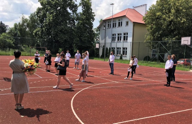 Rozdanie świadectw w Szkole Podstawowej numer 6 imienia Akademii Miechocińskiej w Tarnobrzegu. Na boisko mogli wejść tylko uczniowie.