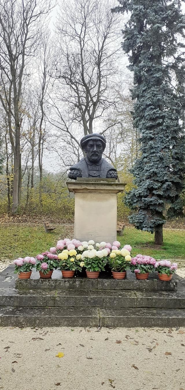 Nagłowice kolorowe i piękne od kwiatów. Miejscowość...