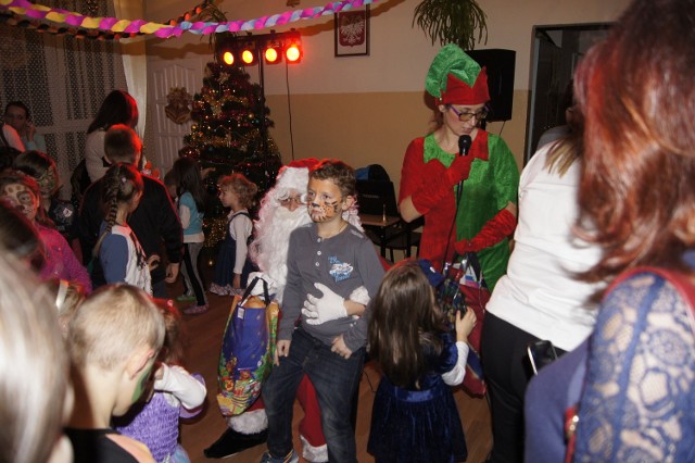 Do dzieci przyszedł Mikołaj z prezentami. Były też wspólne zabawy i tańce z elfami.