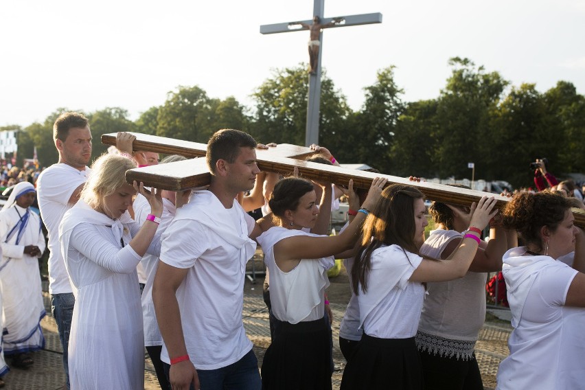 ŚDM 2016 w Krakowie. Krzyż wędrujący wśród tłumów na Błoniach [ZDJĘCIA]