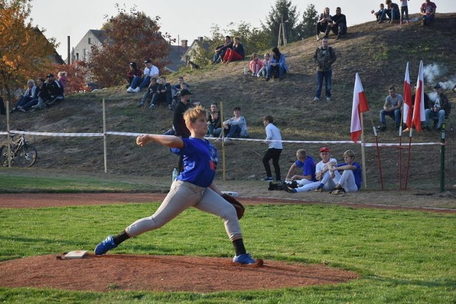 Niedawne otwarcie boiska do gry w baseball (kopiec w tle)