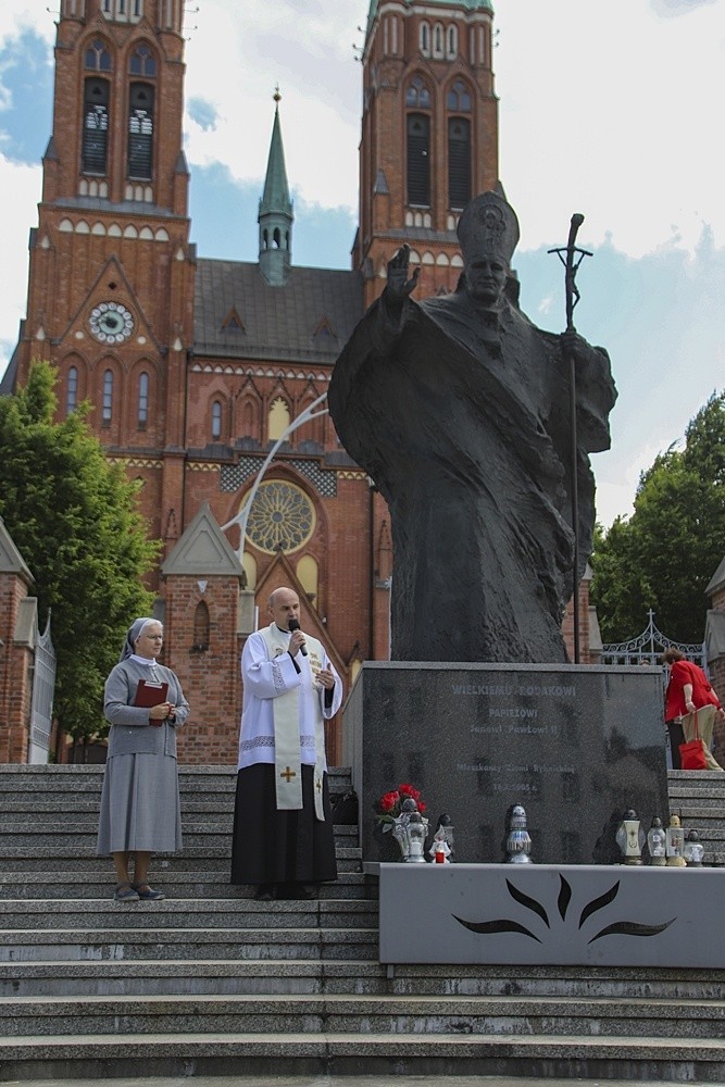 Przed mszą pod pomnikiem papieża św. Jana Pawła II złożono...
