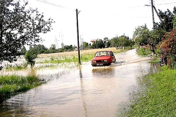 Mieszkańcy nadbrzeżnych terenów Mielca z wodą na drogach i podwórkach mają do czynienia czasem kilka razy do roku.