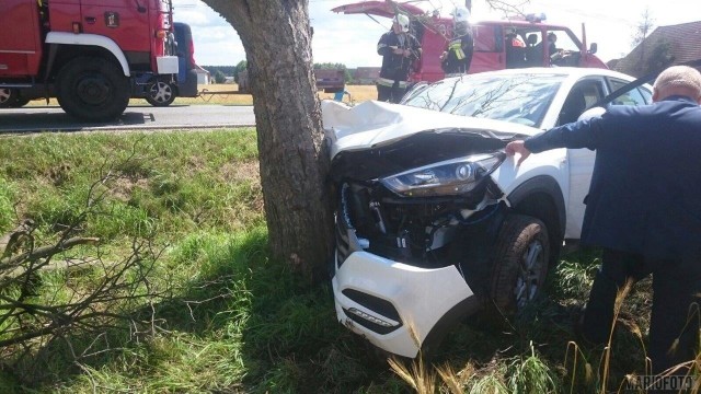 Wypadek w Bierdzanach na DK 45. Hyundai na drzewie.