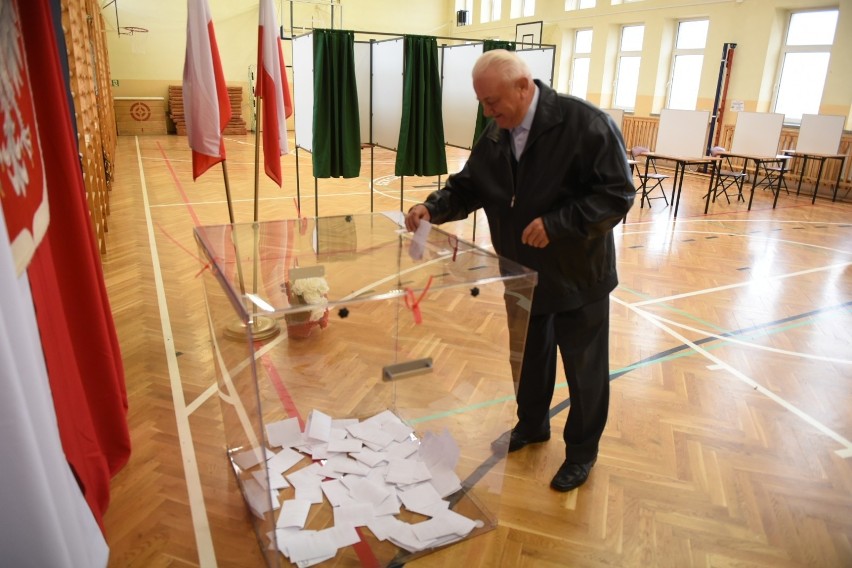 W Wielkiej Nieszawce trwa głosowanie w drugiej turze wyborów...