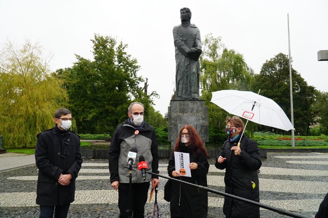 Przedstawiciele nauczycieli z Poznania zorganizowali pikietę o godz. 12, pod pomnikiem Adama Mickiewicza. Podkreślają, że ma formę jedynie symboliczną ze względu na zagrożenie epidemiologiczne.