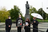 W Dzień Edukacji Narodowej nauczyciele z Poznania pikietowali przeciwko chaosowi w szkołach. "Ogłaszamy alarm dla edukacji i nauki"