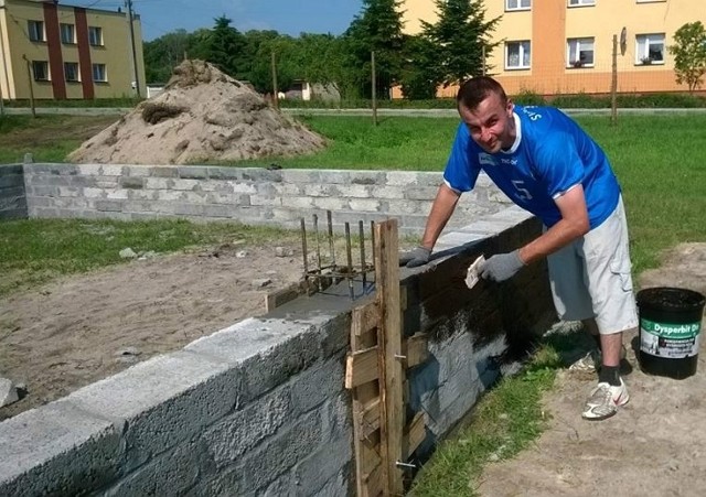 W budowę świetlicy bardzo zaangażowany jest między innymi sołtys Nieznanowic Michał Szafrański.