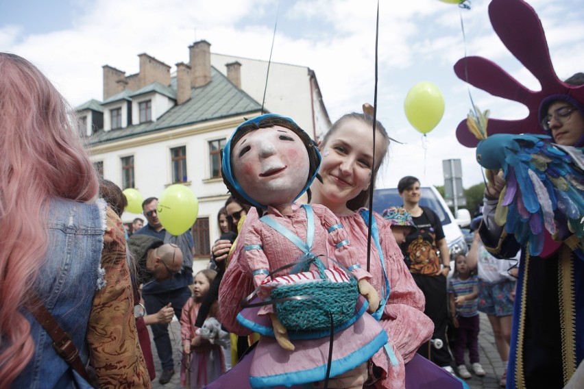 Ulicami Rzeszowa przeszła Parada Dziwolągów, w ramach Festiwalu Teatrów Ożywionej Formy MASKARADA [ZDJĘCIA]