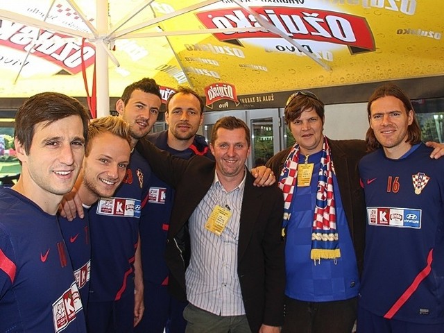 Piłkarze reprezentacji Chorwacji Nikola Kalinic, Ivan Rakitic, Danijel Subasic, Gordon Schildenfeld, "ambasadorowie &#8221; Chorwacji na Euro &#8211; właściciel Olandii Olaf Makiewicz, Josko Bulic z restauracji Spot oraz Tomislav Dujmovic.